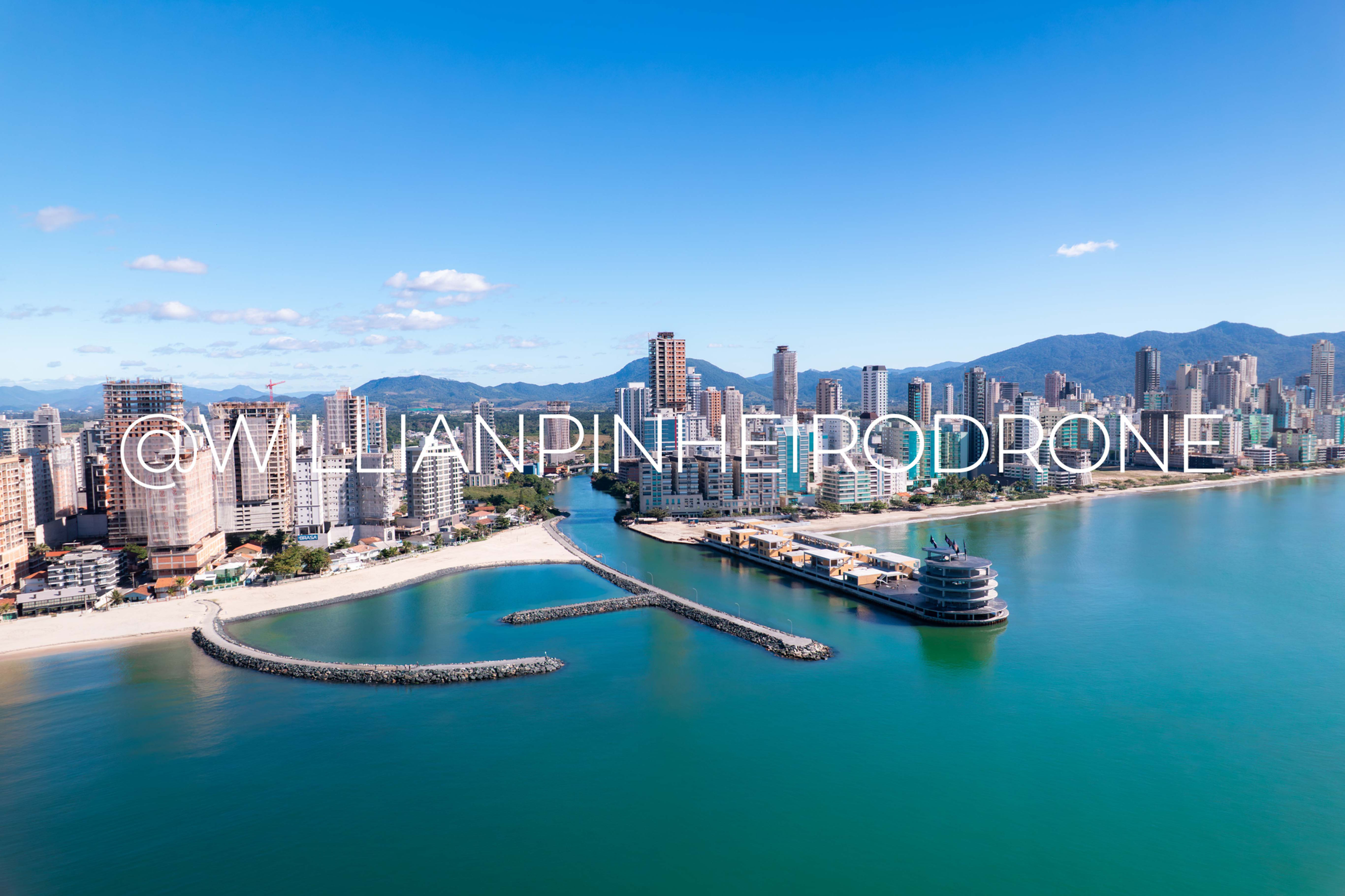 Foto Drone Itapema Meia Praia Pier e Molhe