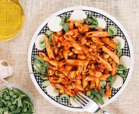 close-up-pasta-near-oil-onion.jpg