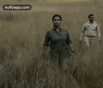vidya-walking-in-jungle-sherni.gif
