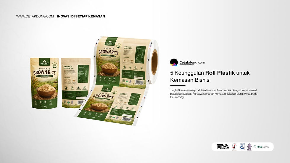 Layanan cetak kemasan fleksibel roll plastik berkualitas dari Cetakdong untuk industri manufaktur, menampilkan contoh aplikasi pada produk beras dengan sertifikasi FSSC 22000 dan Halal.