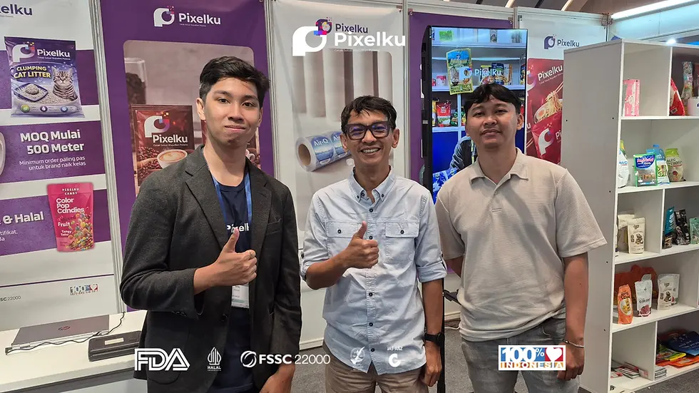 Tim representatif Pixelku berfoto bersama klien di booth Global Printing & Packaging Expo (GPPE) 2026, pameran penyedia jasa cetak kemasan flexible packaging bersertifikat.
