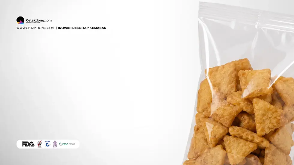 Ilustrasi mockup kemasan plastik OPP bening dengan ziplock berisi produk makanan ringan dari Cetakdong, didukung standar keamanan pangan FDA, Halal, serta FSSC 22000.