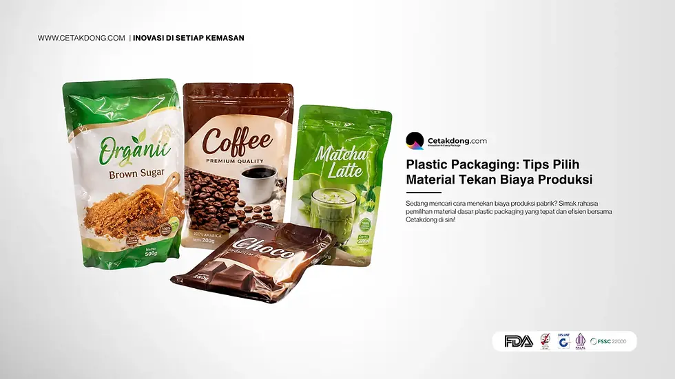 Banner edukasi Cetakdong yang membahas tips memilih material plastic packaging yang tepat guna menekan biaya produksi di industri manufaktur
