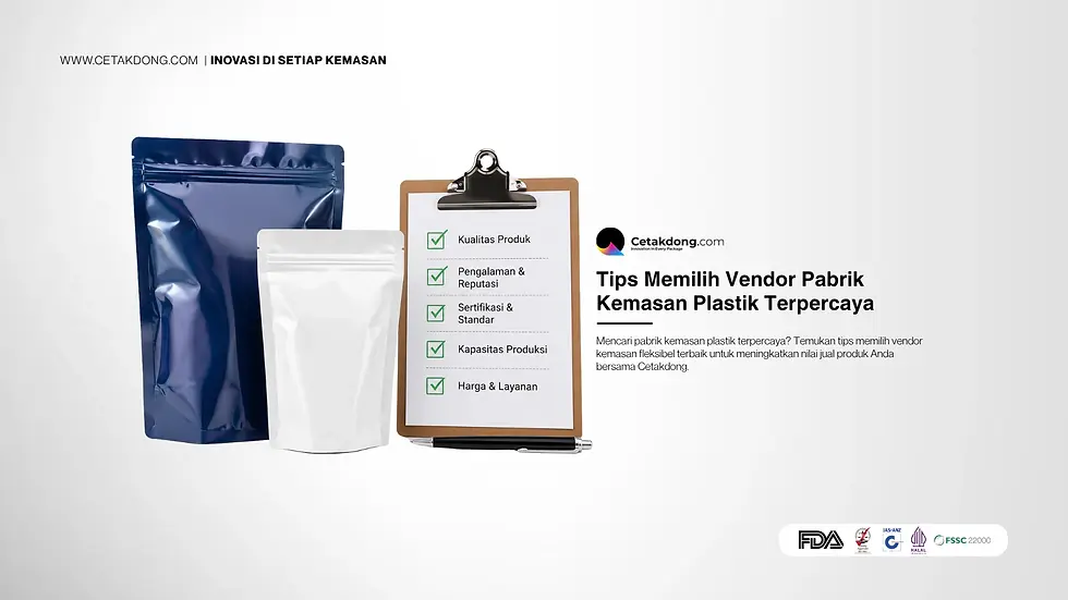 Banner edukasi Cetakdong yang menyajikan daftar periksa (checklist) tips memilih vendor pabrik kemasan plastik terpercaya berdasarkan kualitas, sertifikasi, dan kapasitas produksi.
