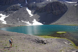 Sarah se rapproche de l'eau.