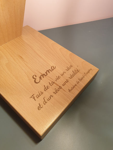 Lampe en bois de hêtre.
Citation personnalisée.
Fabrication artisanale.