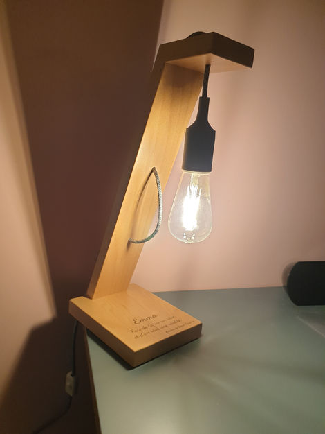 Lampe en bois de hêtre.
Citation personnalisée.
Fabrication artisanale.