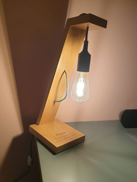 Lampe en bois de hêtre.
Citation personnalisée.
Fabrication artisanale.