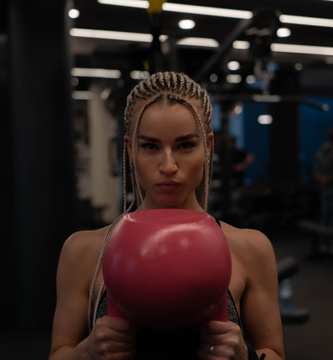 Frau trainiert im LOVT Fitnessstudio in 1220 Wien