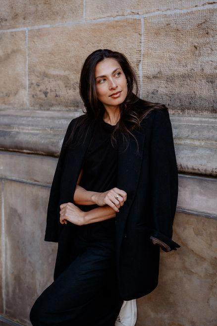 Personal Branding Foto, Frau im Business outfit, Schwarzer Blazer und Anzughose 