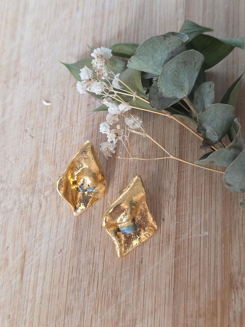 Miniatura: Aretes con baño en oro y Esmeralda en bruto