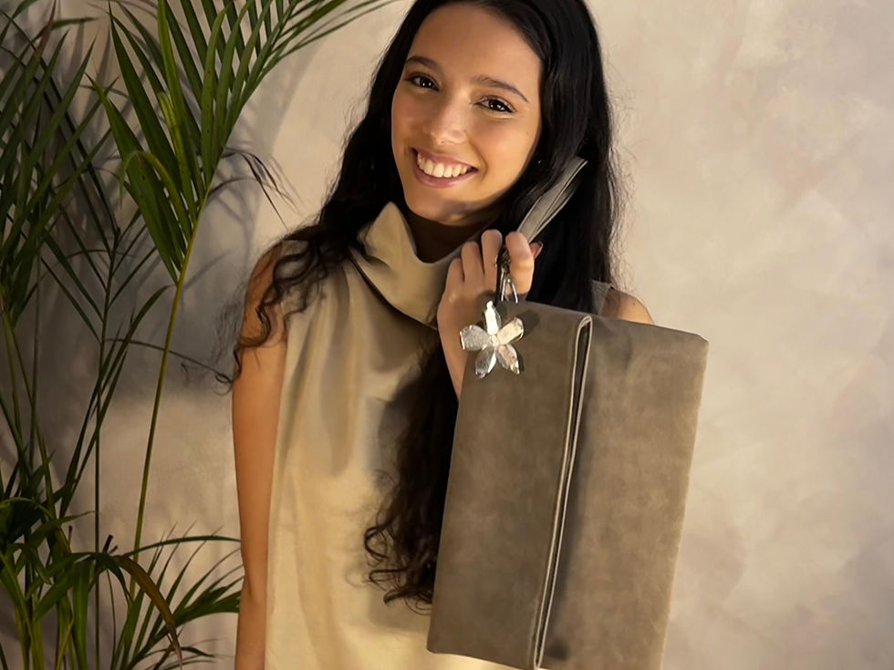 Miniatura: Collar en cuero y flor en bronce con baño en plata