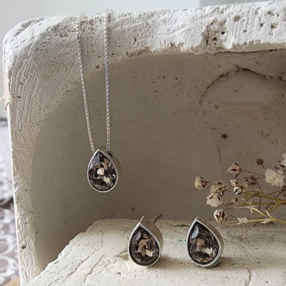 Thumbnail: Juego de aretes, dije y cadena en plata con cristales Austríacos 