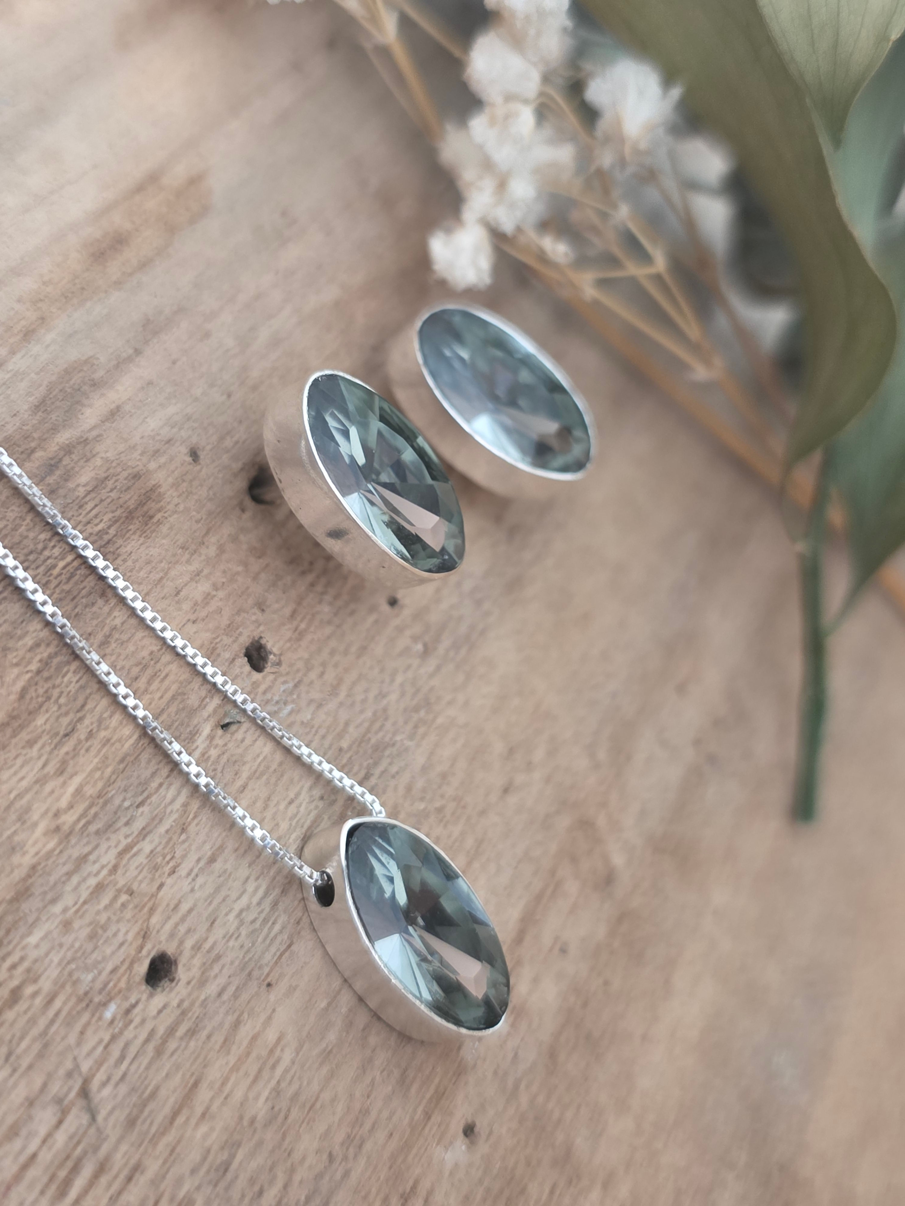Juego de Aretes, dije y cadena en plata creado con Cristales de Swarovski