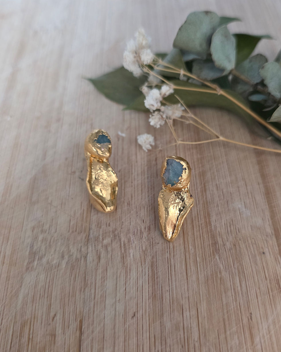 Miniatura: Aretes con baño en oro y Esmeralda en bruto