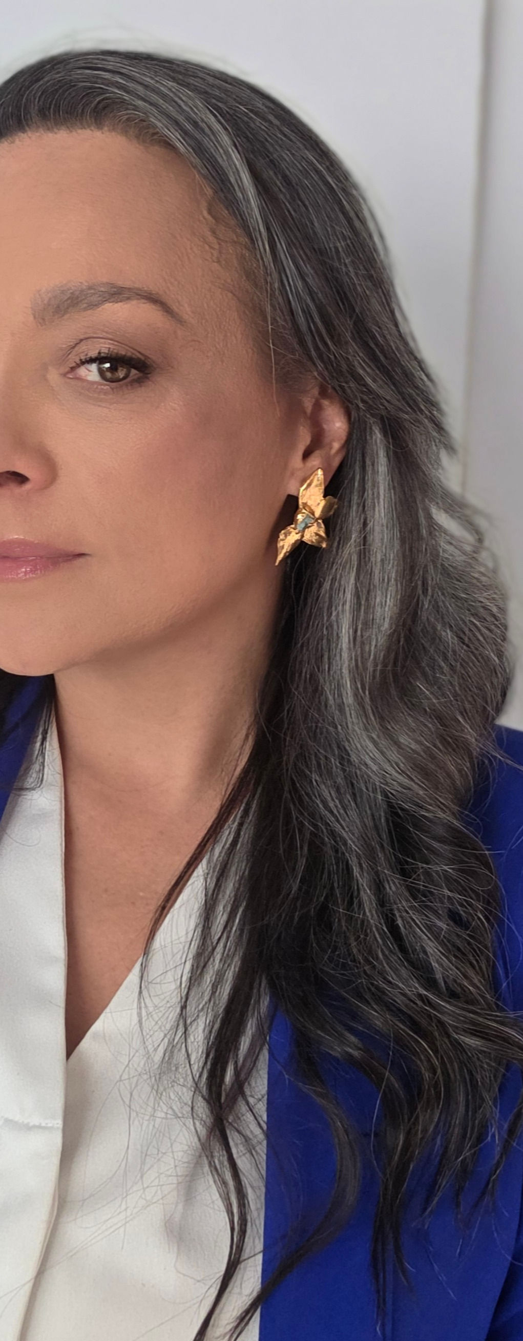 Aretes con baño en oro y Esmeralda en bruto