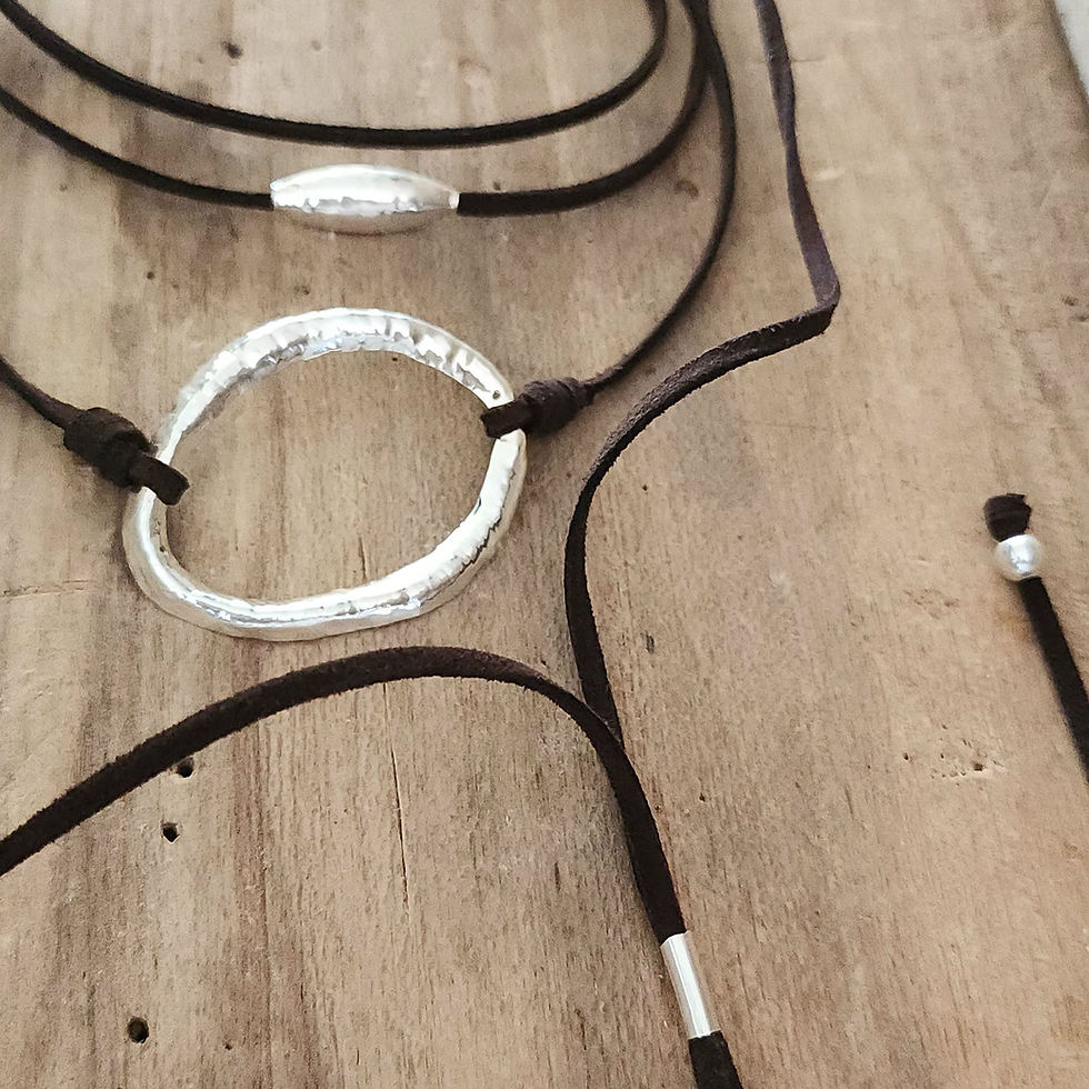 Miniatura: Collar en plata y cuero