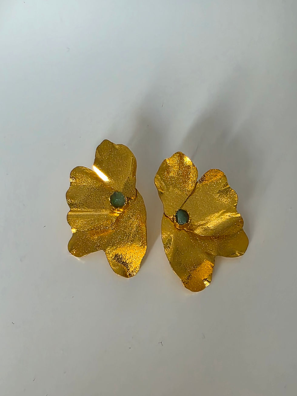 Miniatura: Aretes con baño en oro y esmeraldas sin pulir
