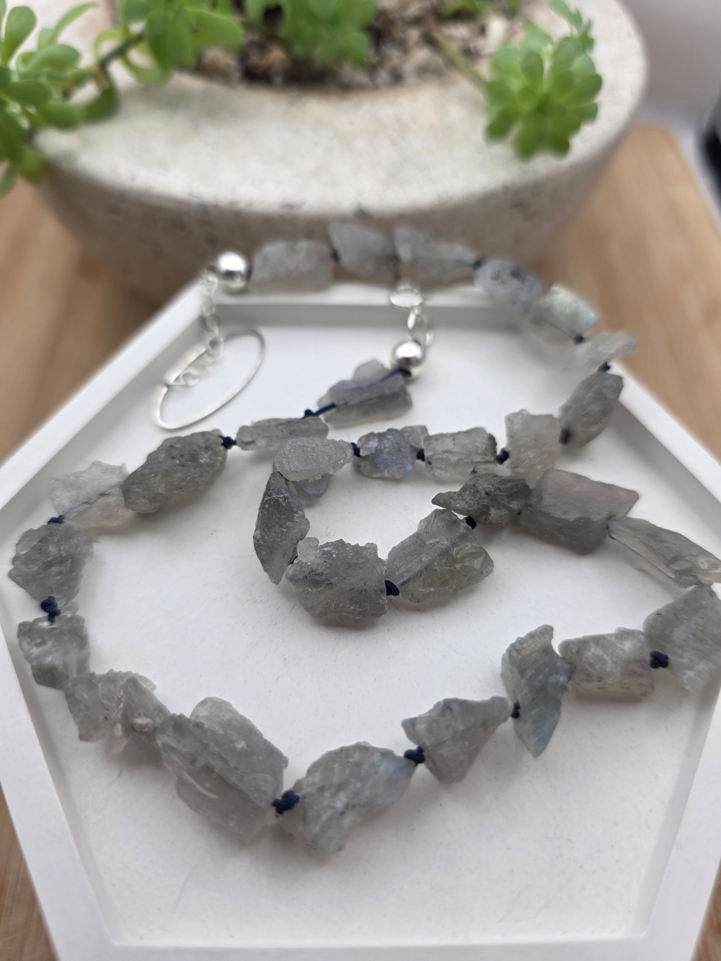 Collar hecho a mano con piedras natura