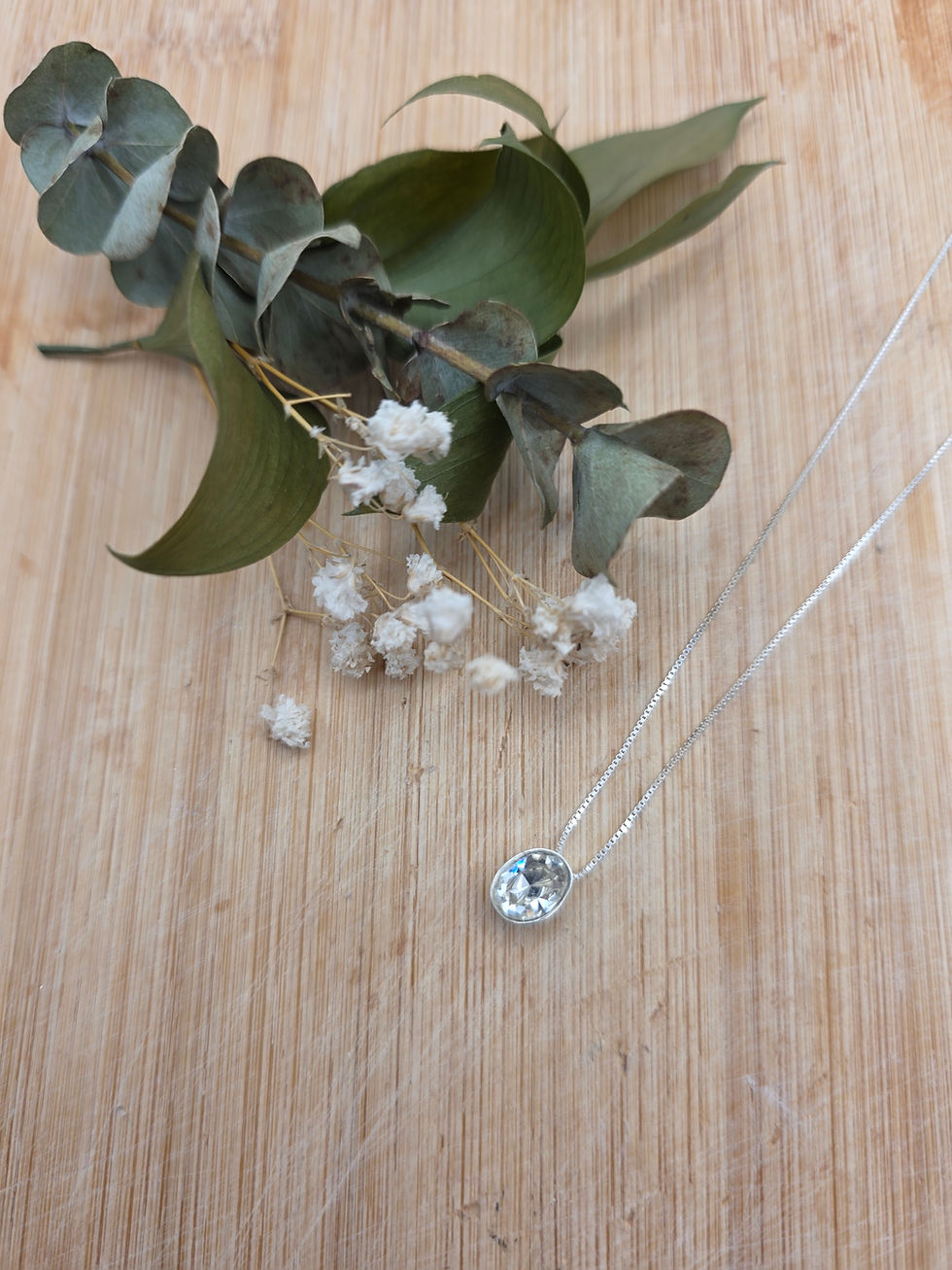 Thumbnail: Cadena y dije en plata creado con cristales de Swarovski