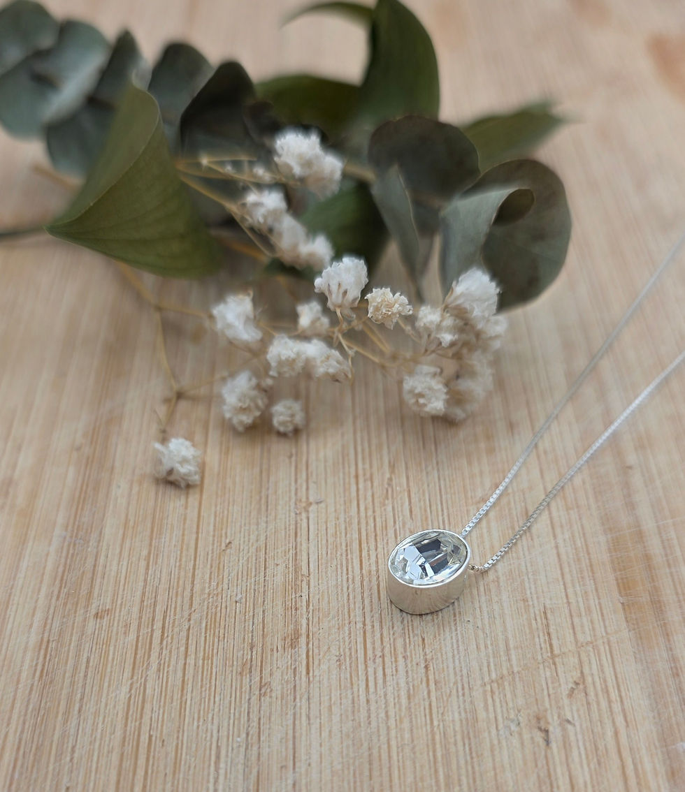 Thumbnail: Cadena y dije en plata creado con cristales de Swarovski