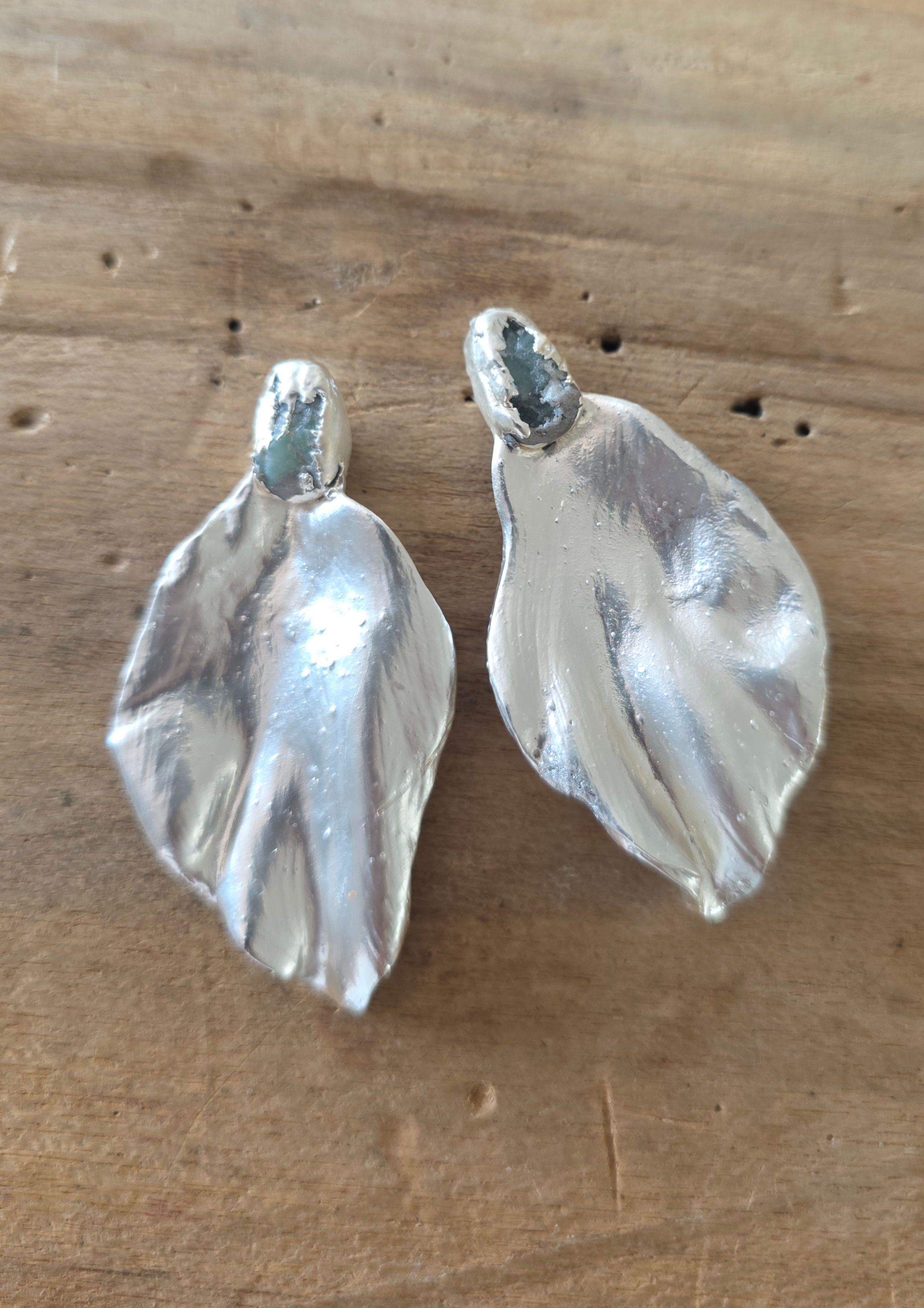 Aretes Con baño en plata y Esmeralda en bruto