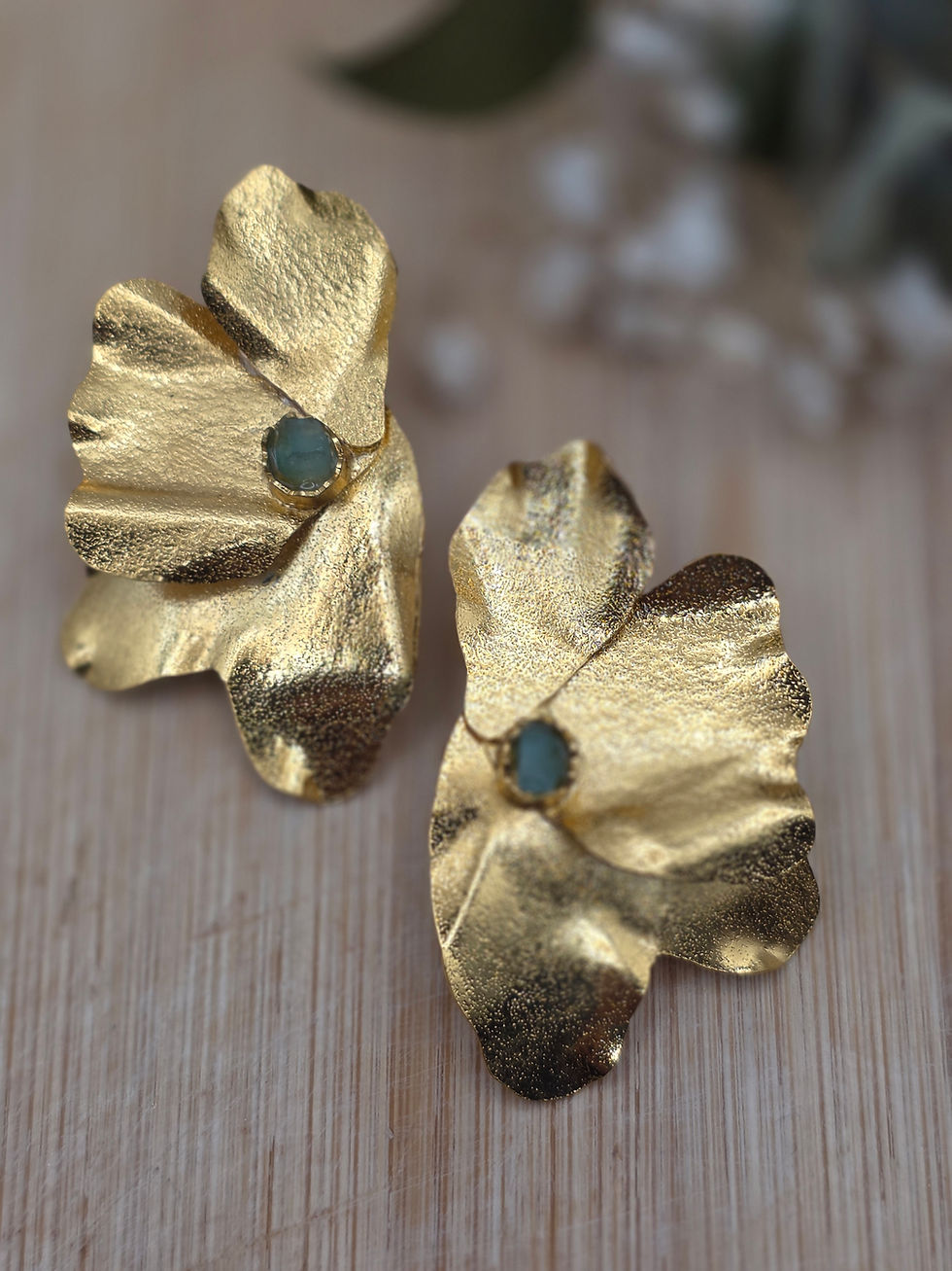 Thumbnail: Aretes con baño en oro y esmeralda en bruto
