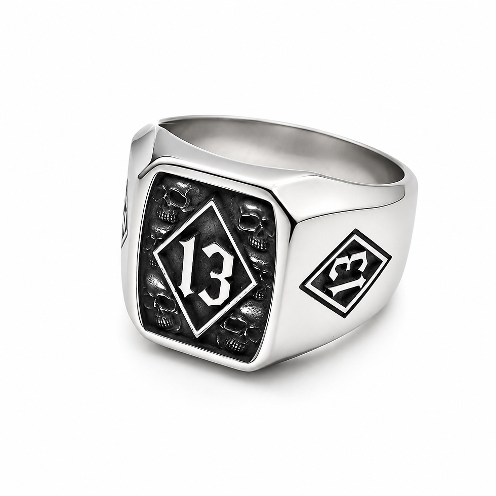 Thumbnail: „Personalisierter Rocker Siegelring mit 13er Motiv und frei gestaltbaren Seitenflächen für Namen oder Datum.“