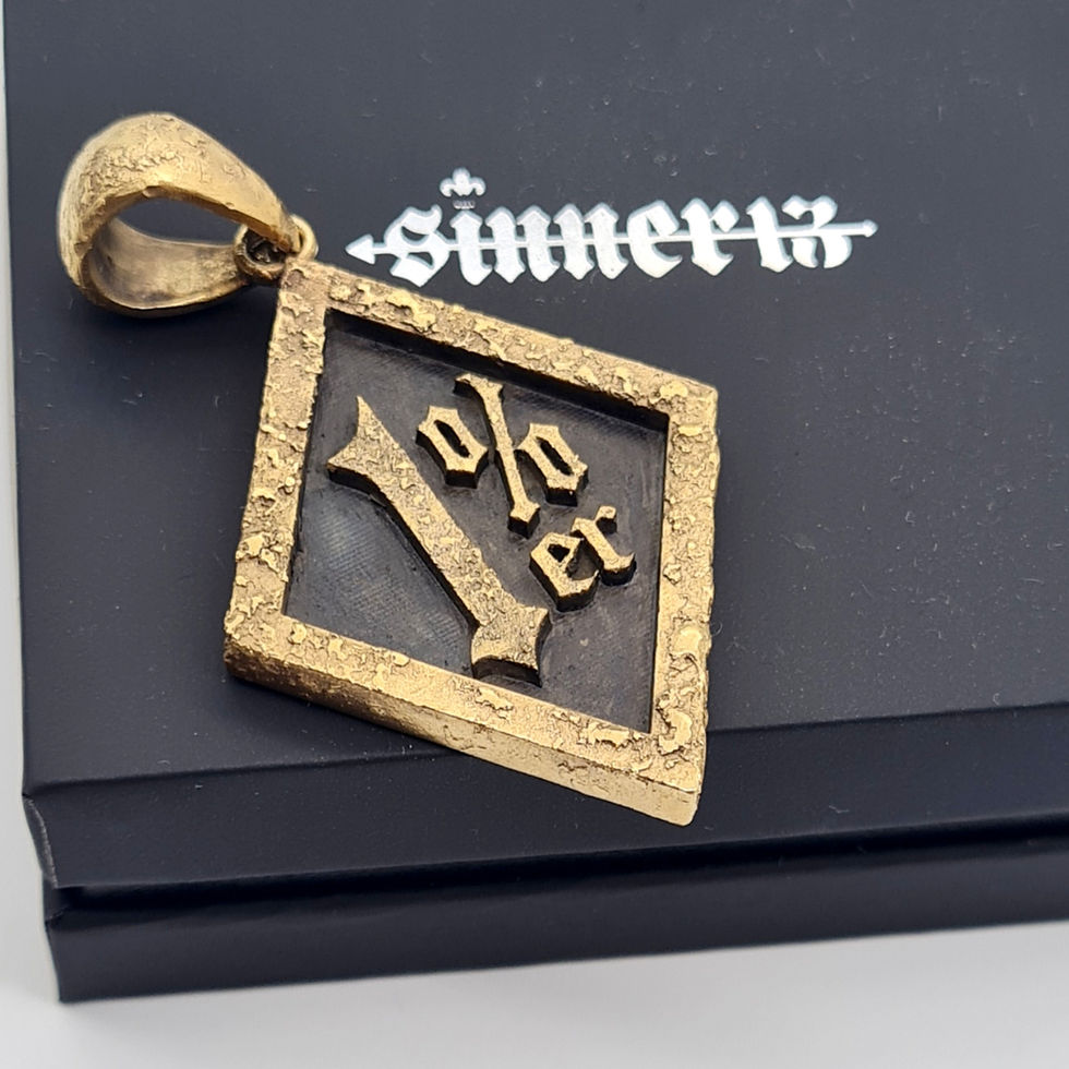 Miniaturbild: Massiver 1%er Anhänger mit schwarzem Hintergrund und Goldstruktur