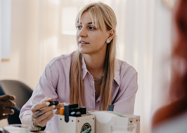 Tabea Mündlein hört jemandem aufmerksam zu.