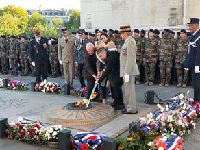 Ravivage de la Flamme sous l'Arc de Triomphe