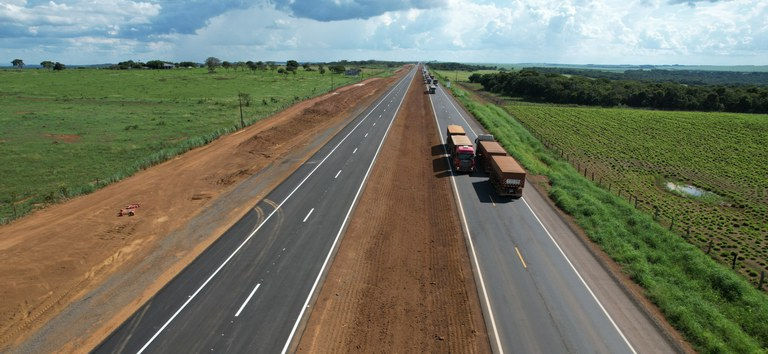 Imagem de um trecho da rodovia BR 163 duplicado no estado do Mato Grosso