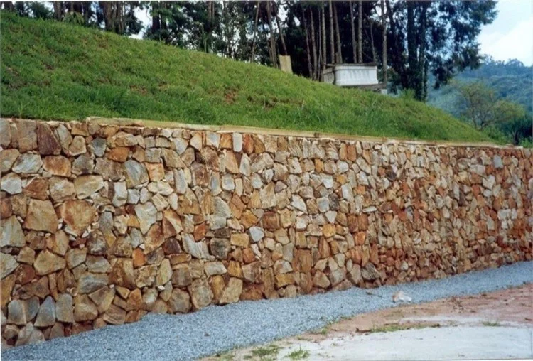 Muro de contenção construído com pedras