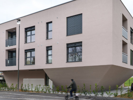 Residential building - contrasting visual volume