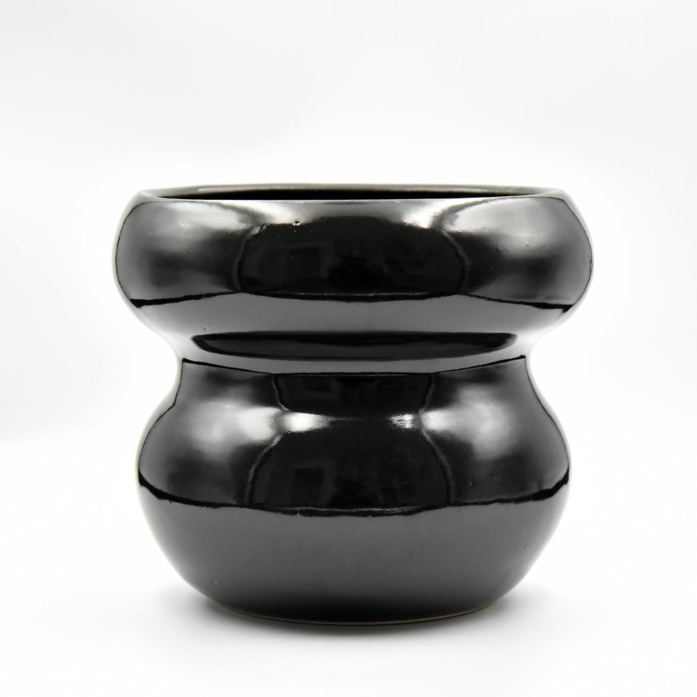 Vase d'argile blanc émaillé noir brillant. Tourné à la main. Céramique artisanale fabriquée à Paris. Modèle unique.