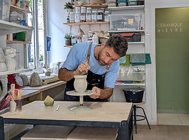 Emmanuel Defay céramiste dans son atelier de céramique à Paris - cours de modelage