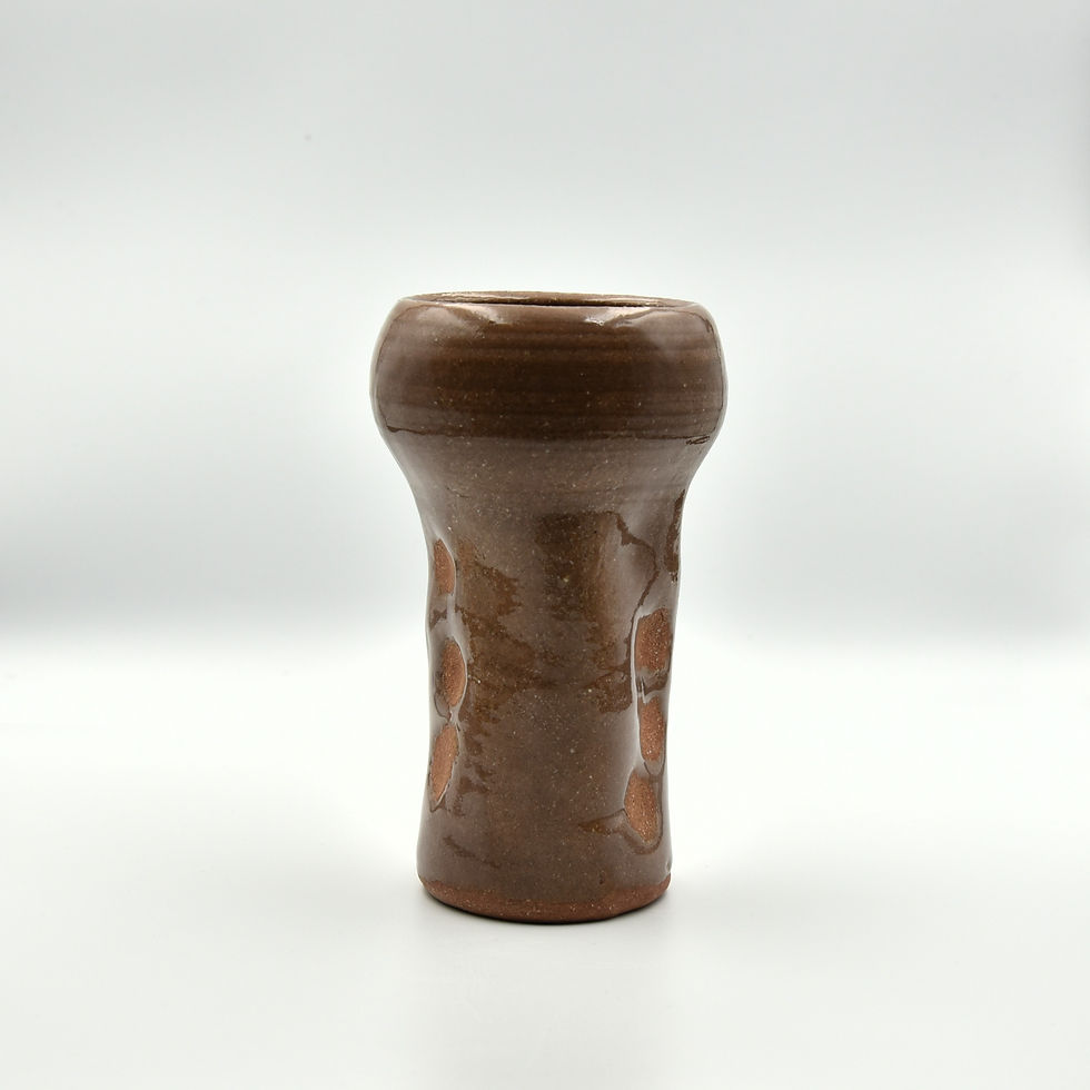 Petit vase d'argile rouge en céramique artisanale fabriqué à Paris