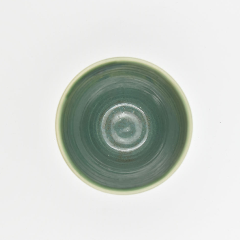 Miniature : Gobelet d'argile blanc émaillé vert jade. Tourné à la main. Céramique artisanale fabriquée à Paris. Modèle unique.