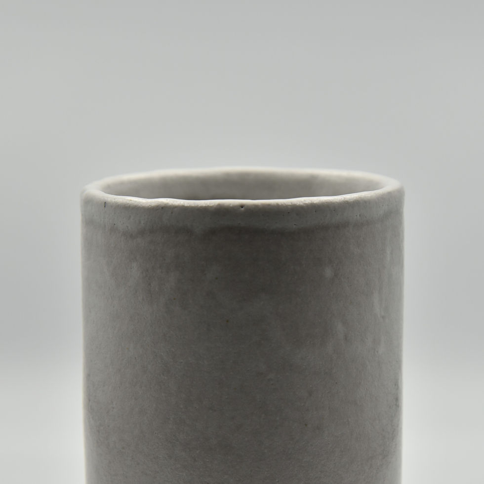 Petit vase d'argile rouge émaillé en blanc nacré. Céramique artisanale unique fabriquée à Paris.