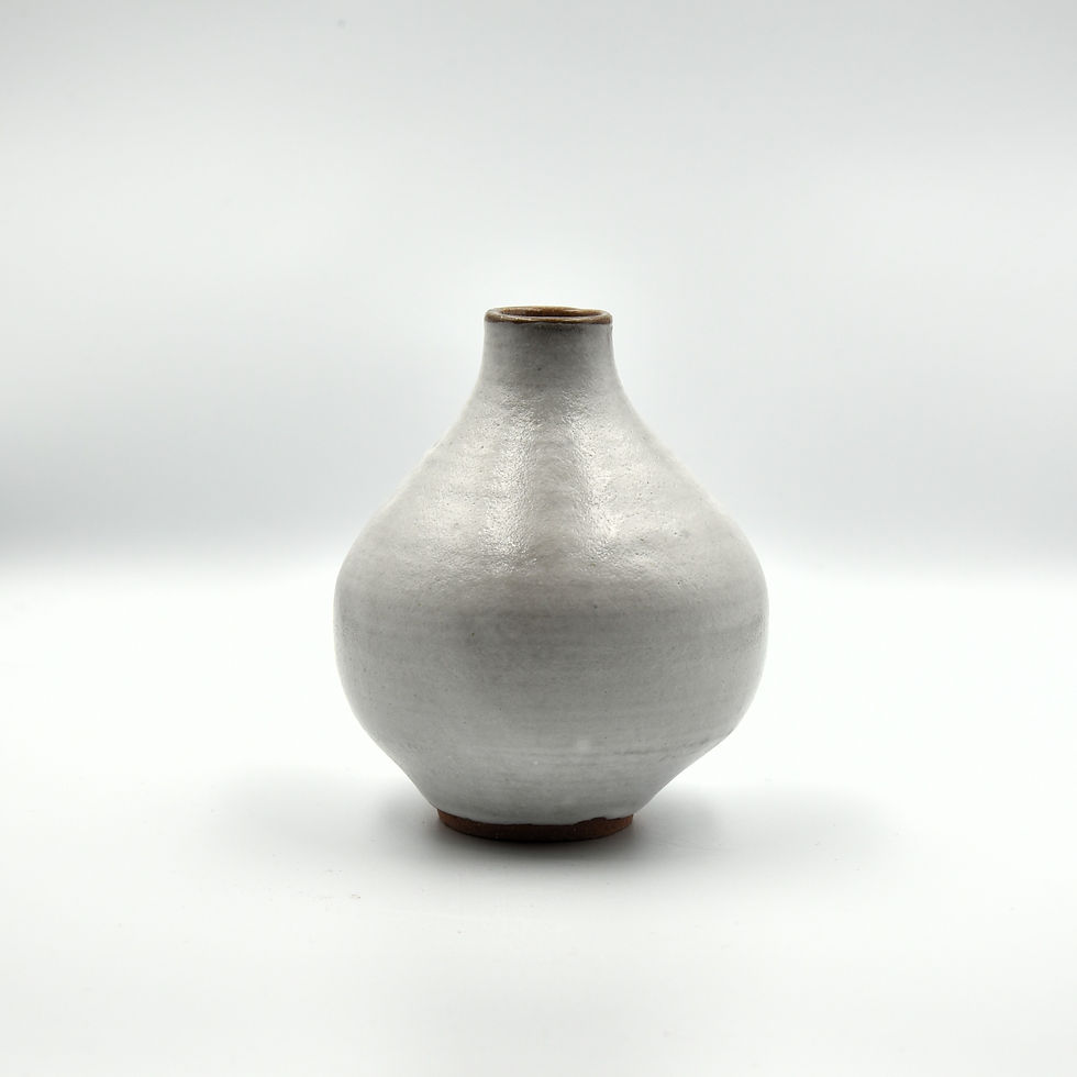 Petit vase d'argile rouge émaillé en blanc nacré. Céramique artisanale unique  fabriquée à Paris.