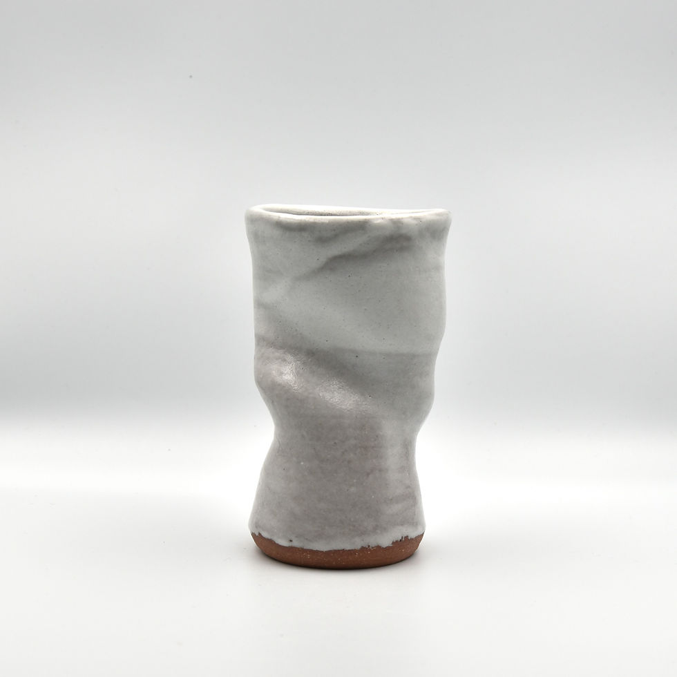 Petit vase d'argile rouge émaillé en blanc nacré. Céramique artisanale unique fabriquée à Paris.