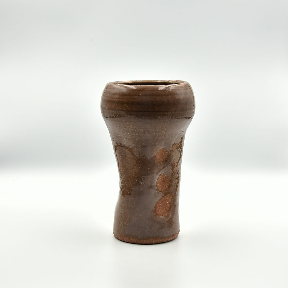 Petit vase d'argile rouge en céramique artisanale fabriqué à Paris