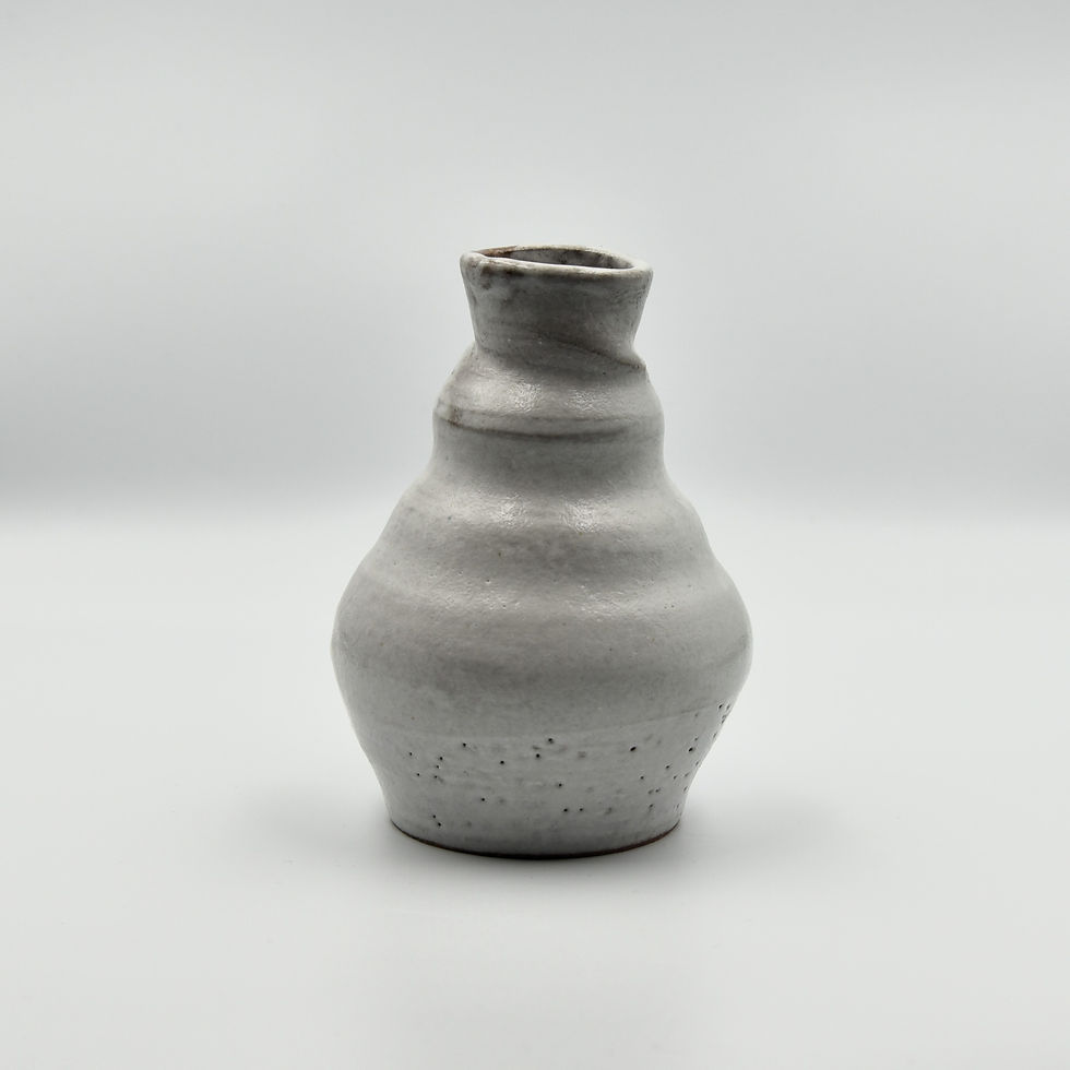 Petit vase d'argile rouge émaillé en blanc nacré. Céramique artisanale unique fabriquée à Paris.