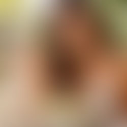 אישה אוכלת סלט בריא