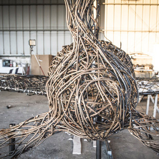 פסל מטוס מחוטי ברזל של האמן ניב שפרן 