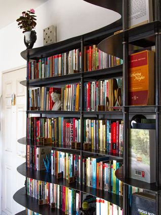 ספריית מתכת שחורה בעיצוב חדשני מודרני מניב שפרן