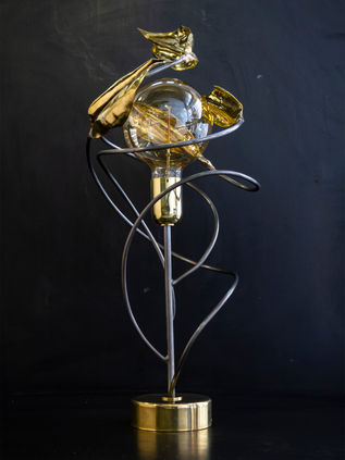 מנורה מעוצבת מעלי פליז ע"י האמן ניב שפרן