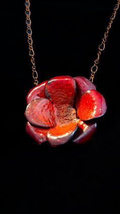 שרשרת פרח אדום ייחודית בעבודת יד ניב תכשיטים 