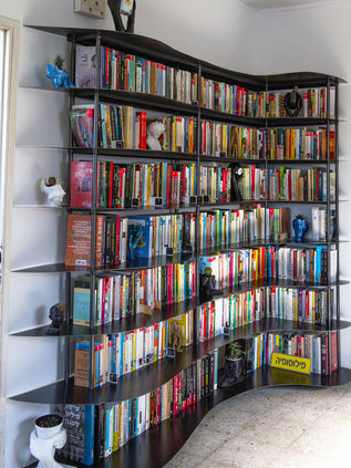 ספריית ברזל שחורה בעיצוב מודרני עדכני עבודה בהזמנה מניב שפרן