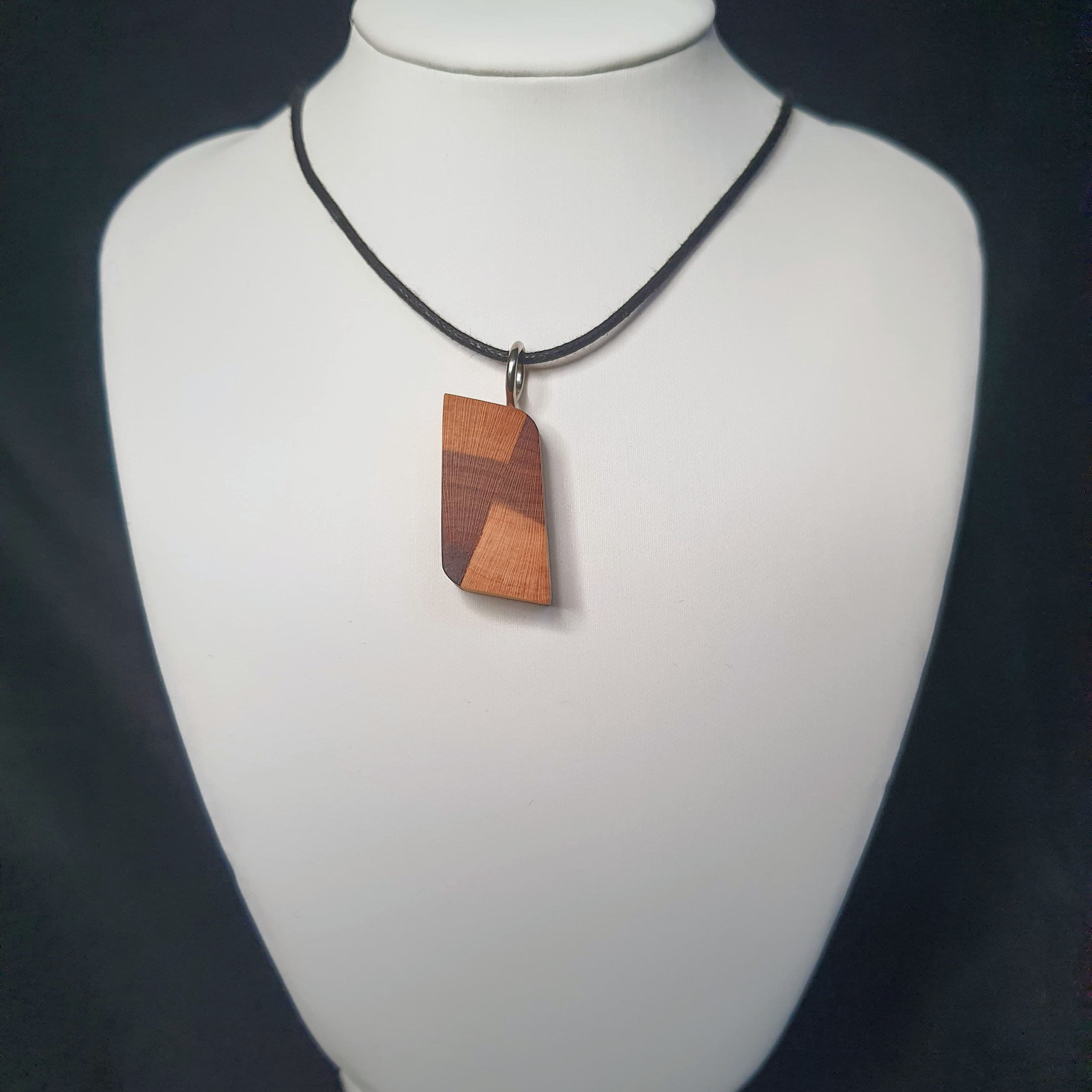 Halskette mit Zwetschgenholz Anhänger